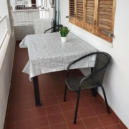 Alexandria Apartment *